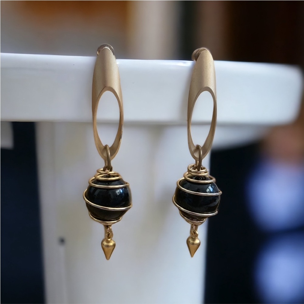 Pretty Vintage Dangle Drop Gold Matte tone metal Black Bead Pierced Earrings